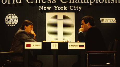 Nesmiitelní rivalové: Anatolij Karpov a Garry Kasparov.