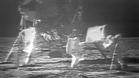 astronauti na povrchu Msíce