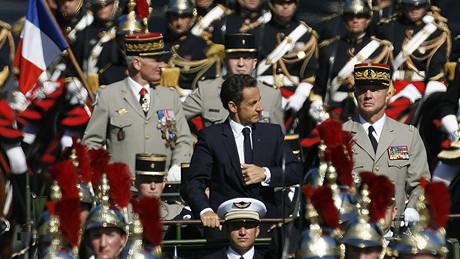 Francouzského prezidenta Nicolase Sarkozyho doprovázela v prvodu speciální jednotka (14. ervence 2009)