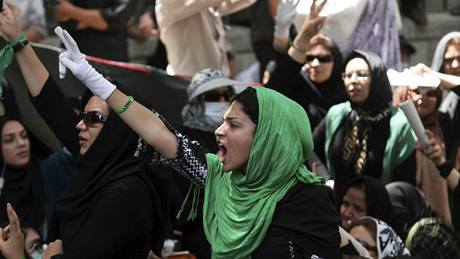 Stoupenci opozice protestují ped Teheránskou univerzitou (17. ervence 2009)