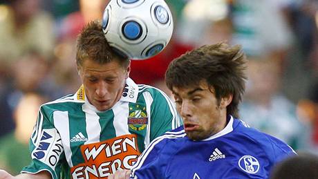 Jan Morávek v modrém dresu Schalke 04 v hlavikovém souboji s Christianem Thonhoferem z Rapidu Víde