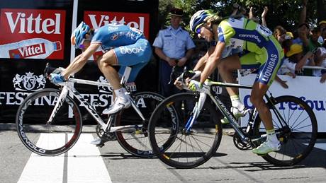 V deváté etap Tour de France zvítzil Pierrick Fedrigo (v modrém) ped Frankem Pellizottim