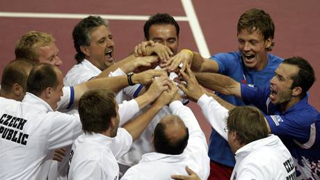 eský tým slaví postup do semifinále Davis Cupu.