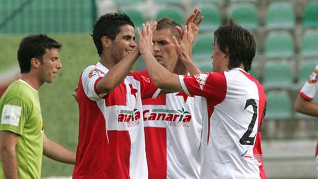 momentka ze zápasu Most - Slavia, slávisté slaví gól Tijaniho Belaida (v ervenobílém, vlevo)