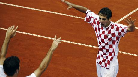 Marin ili (vpravo) slaví s kolegy postup Chorvatska do semifinále Davis Cupu.