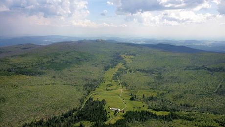 Na snímku samota Březník nedaleko Modravy, cesta na bývalý přechod Modrý sloup a v pozadí vrchol Luzný (1375 m.n.m.). Letecký pohled. Na snímku samota Březník nedaleko Modravy, cesta na bývalý přechod Modrý sloup a v pozadí vrchol Luzný (1375 m.n.m.). Letecký pohled.