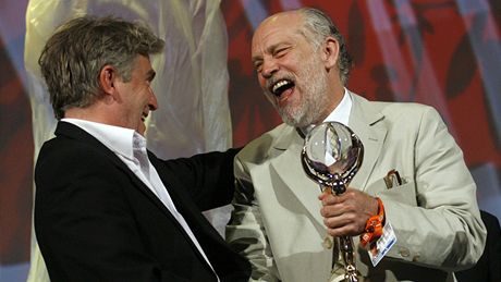 John Malkovich pedává cenu reiséru filmu Andl u moe Frédéricovi Dumontovi.