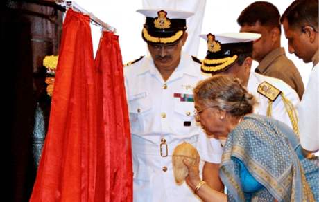 Manelka indického premiéra Singha ktí ponorku Arihant na jaderný pohon. (26. ervence 2009)