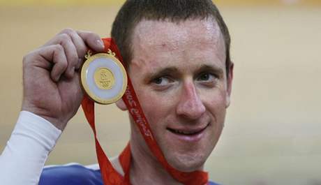 Bradley Wiggins s jednou ze svch zlatch olympijskch medail z pegingskho ovlu