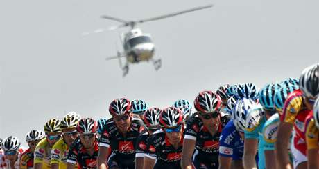 Televizní helikoptéra nad pelotonem Tour de France (snímek z roku 2007)