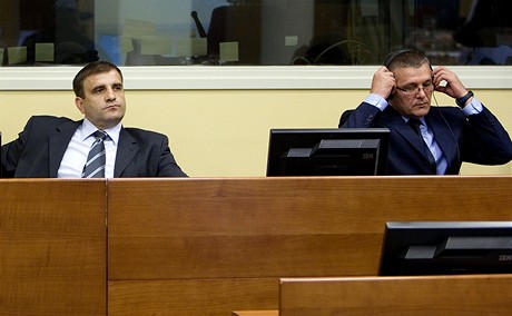 Milan (vlevo) a Sredorje Lukiové poslouchají rozsudek tribunálu v Haagu (20.7.2009)