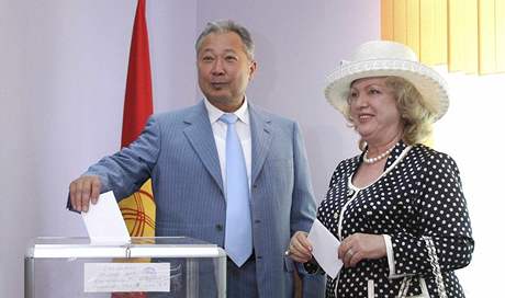 Souasný prezident Kyrgyzstánu Kurmanbek Bakijev hlasuje v prezidentských volbách (23. ervence 2009)