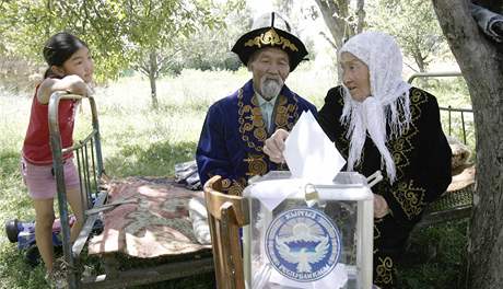 Obyvatelé Kyrgyzstánu vhazují volební lístky do mobilní urny. (23. ervence 2009)