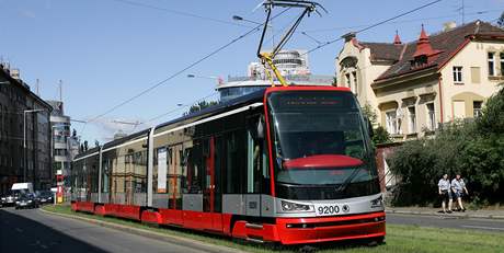 Tramvaj ForCity u jezdí v praských ulicích. (24. 7. 2009)