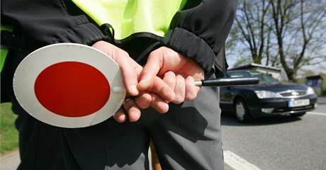 Policisté pátrají po idii kradeného motocyklu, který utekl od nehody. Ilustraní foto