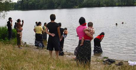 Sedmnáctiletý romský mladík se topil v jednom z Probotských jezer u Staré Boleslavi.