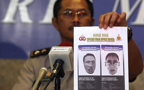 Indonéská policie ukázala podobizny dvou jakartských atentátník (22. ervence 2009)