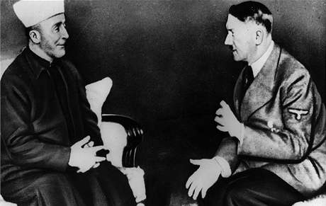 Bývalý palestinský duchovní Amín Husajní pi setkání s Adolfem Hitlerem v roce 1941 v Berlín
