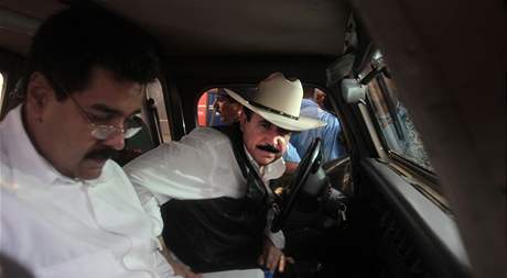Manuel Zelaya odjídí z nikaragujské metropole Managuy v doprovodu venezuelského ministra zahranií 