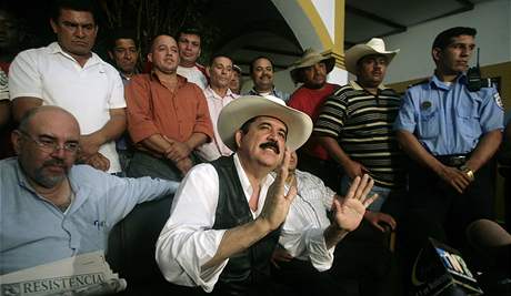 Manuel Zelaya pi tiskové konferenci v Esteli u honduraské hranice (24. ervence 2009) 