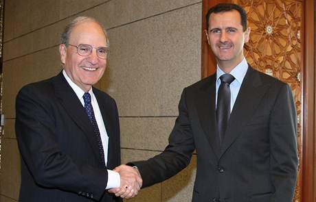 Obamv vyslanec George Mitchell (vlevo) se syrským prezidentem Baárem Asadem (26. ervence 2009)