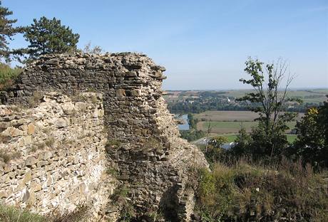 Zcenina hradu Cviln