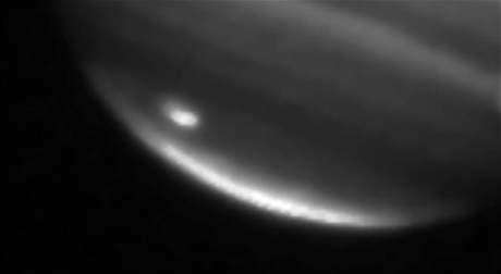 Zásah planety Jupiter u jiního pólu zaznamenaný infraerveným dalekohledem.
