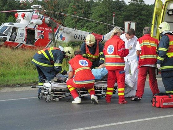 Jednoho zranného pevezli záchranái do nemocnice vrtulníkem. Ilustraní foto.