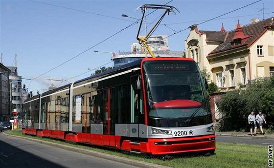 Tramvaj ForCity u jezdí v praských ulicích. (24. 7. 2009)