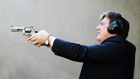 Poslanec Miloslav Vlek nosí milion korun v papírovém pytlíku, loni si pi návtv stelnice vyzkouel stelbu z revolveru.