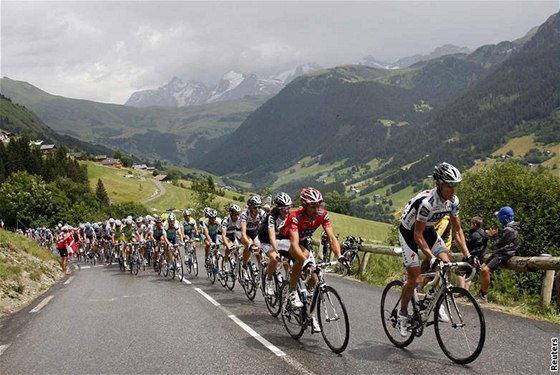 V Alpách ekají cyklisty drsná stoupání, pi nich se poadí v ele závodu zaruen zmní.