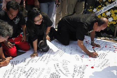 Lid uctvaj zabit pi toc na dva hotely v Jakart (20. ervence 2009)