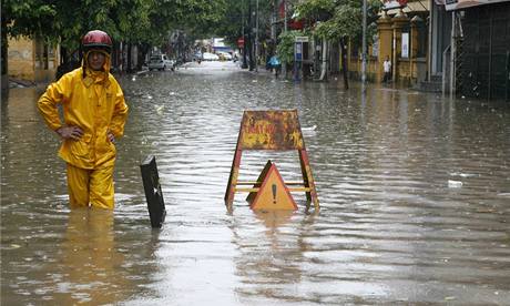 HANOJ. Vkendov tropick boue zashla severn Vietnam. V metropoli Hanoji ochromila voda dopravu. (20. ervence 2009)