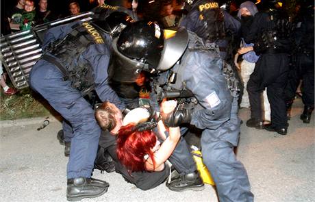 Policejn zsah na demonstrujc squatery ped vilou Milada (22. ervence 2009)
