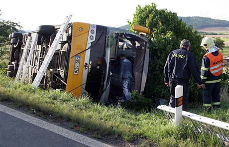 Hasii pomhaj s likvidac nehody autobusu Student Agency, kter havaroval v Drahonicch u Lubence (20. ervence 2009)