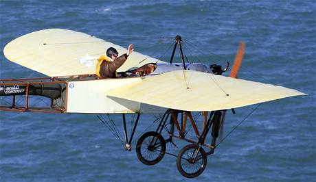 Francouzsk pilot Edmond Salis po sto letech zopakoval pelet kanlu La Manche na devnm jednoplonku (25. ervence 2009)