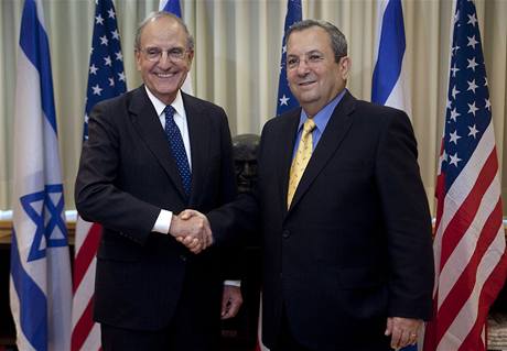 Obamv vyslanec George Mitchell (vlevo) s izraelskm ministrem obrany Ehudem Barakem (26. ervence 2009)