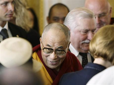Dalajlamovi gratuloval k ocenn i bval polsk prezident Lech Walesa (29. ervence 2009)