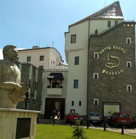 Stopem na krvav Kavkaz. Z Drakulova hradu nad Bistritou je hotel (foceno z mobilu).