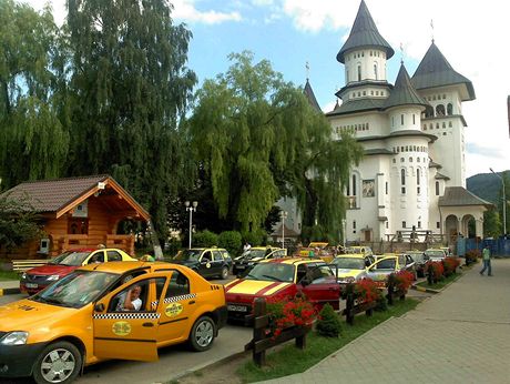 Ve mst Gora Humorulu na severovchod Rumunska je plno klter, kostel, turist, taxk.. Je tu prost hezky.