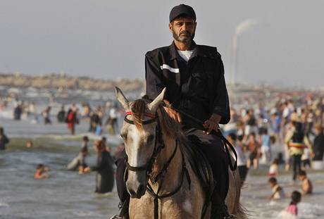 Policie zen hnutm Hamas kontroluje na pli v Gaze, zda se tu nedj nepravosti