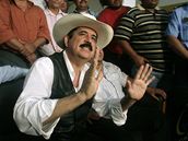 Manuel Zelaya pi tiskov konferenci v Esteli u hondurask hranice (24. ervence 2009) 