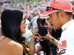 Nicole Scherzingerov a Lewis Hamilton