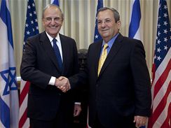 Obamv vyslanec George Mitchell (vlevo) s izraelskm ministrem obrany Ehudem Barakem (26. ervence 2009)