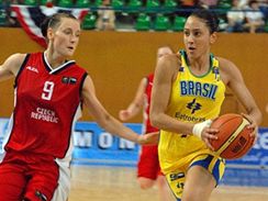 Kateina Bartoov (v ervenm) na svtovm ampiontu do 19 let proti Brazlii.