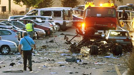 Exploze bomby nastraené v aut zranila 46 lidí a poniila budovu kasáren panlské Civilní gardy (29. ervence 2009)