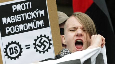 Anarchisté a dalí odprci neonacismu pochodují Svitavami k uctní obtí násilí radikál.