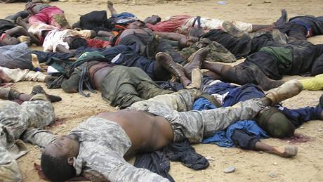 Pi násilí v provincii Bauchi na severu Nigérie zemelo pes 50 lidí. Jejich tla byla po bojích shromádna ped policejní stanicí.