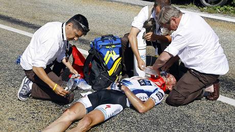 Jens Voigt je oetován lékai po pádu v 16. etap Tour de France 2009