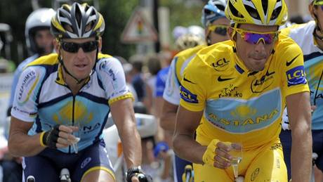 Alberto Contador (vpravo) a Lance Armstrong pipíjejí na panlv triumf v Tour de France 2009